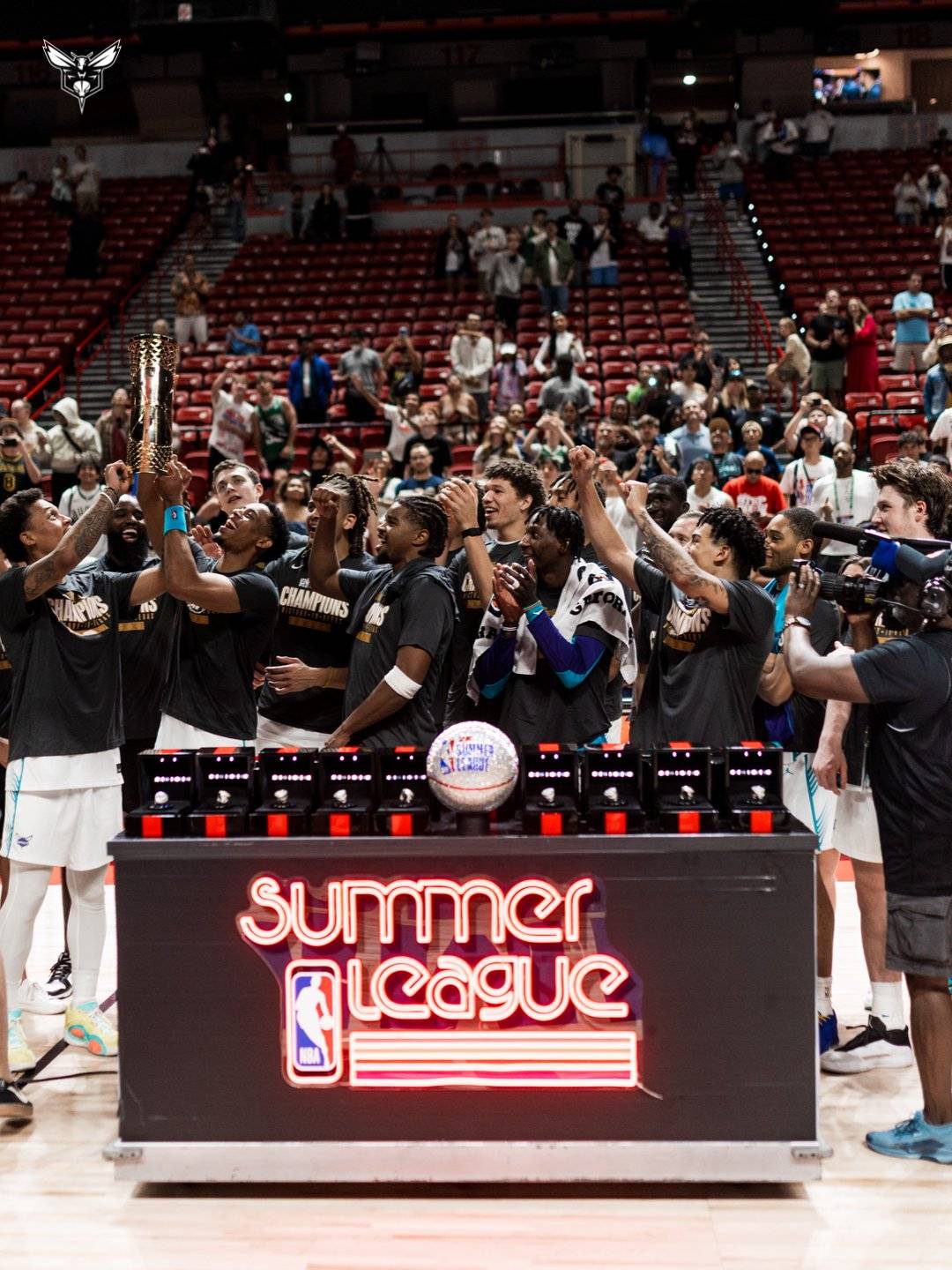 黃蜂隊(duì)贏得了夏季聯(lián)賽冠軍 并在決賽中獲得21分